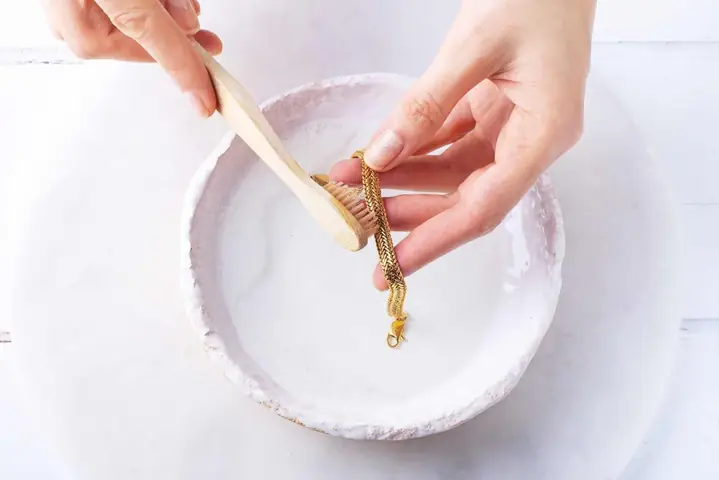 Hướng Dẫn Vệ Sinh Dây Chuyền Vàng Tây Sáng Bóng Tại Nhà Với Nguyên Liệu Dễ Kiếm Hướng Dẫn Vệ Sinh Dây Chuyền Vàng Tây Sáng Bóng Tại Nhà Với Nguyên Liệu Dễ Kiếm