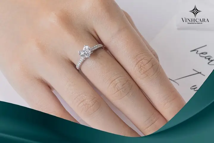 Gợi Ý Chọn Nhẫn Cầu Hôn Nên Mua Loại Nào Tốt Theo Chất Liệu Và Ngân Sách Gợi Ý Chọn Nhẫn Cầu Hôn Nên Mua Loại Nào Tốt Theo Chất Liệu Và Ngân Sách