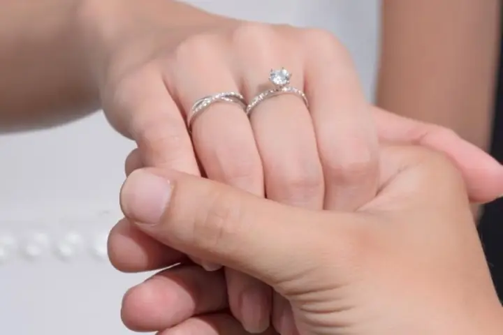 Gợi Ý Chọn Nhẫn Cầu Hôn Nên Mua Loại Nào Tốt Theo Chất Liệu Và Ngân Sách Gợi Ý Chọn Nhẫn Cầu Hôn Nên Mua Loại Nào Tốt Theo Chất Liệu Và Ngân Sách