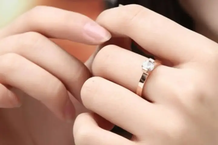 Cầu Hôn Đeo Nhẫn Ngón Nào: Ngón Áp Út Tay Phải Hay Tay Trái Theo Từng Phong Tục