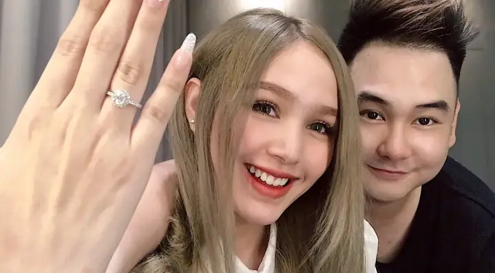 Cầu Hôn Đeo Nhẫn Ngón Nào: Ngón Áp Út Tay Phải Hay Tay Trái Theo Từng Phong Tục