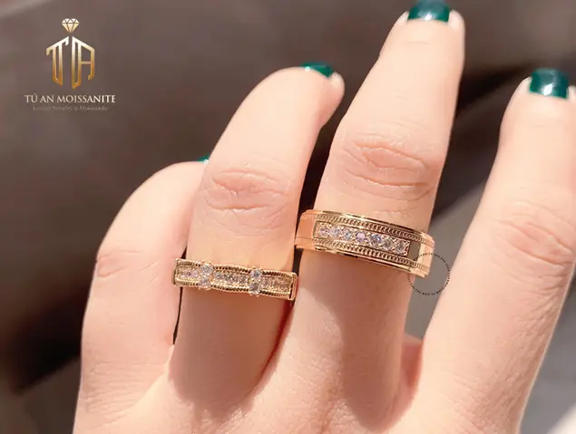 Hướng Dẫn Chọn Nhẫn Cưới Vàng Tây: Kỹ Thuật, Kiểu Dáng & Bảng Giá Cho Các Cặp Đôi
