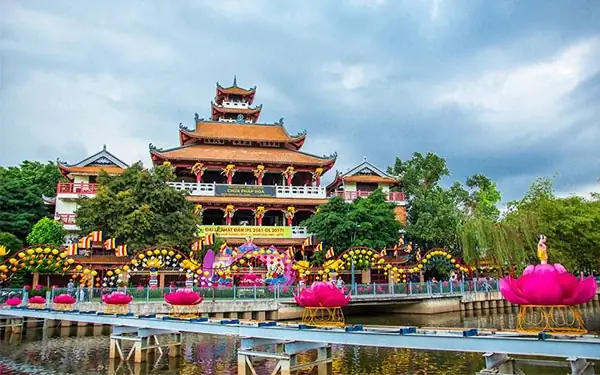 Chi Tiết Về Chùa Pháp Hoa Trên Đường Trường Sa: Lịch Sử, Vị Trí, Giờ Mở Cửa Và Hướng Dẫn Thăm Quan