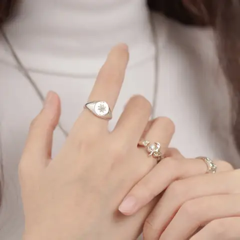 Có Nên Đeo 2 Nhẫn 1 Tay Không Và Gợi Ý Cách Phối Hợp Lý Có Nên Đeo 2 Nhẫn 1 Tay Không Và Gợi Ý Cách Phối Hợp Lý