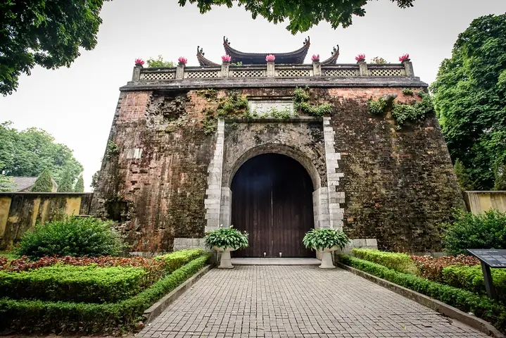 Khám Phá Cổng Vào Hoàng Thành Thăng Long: Từ Cổng Chính 19c Hoàng Diệu Đến Di Tích Đoan Môn Khám Phá Cổng Vào Hoàng Thành Thăng Long: Từ Cổng Chính 19c Hoàng Diệu Đến Di Tích Đoan Môn