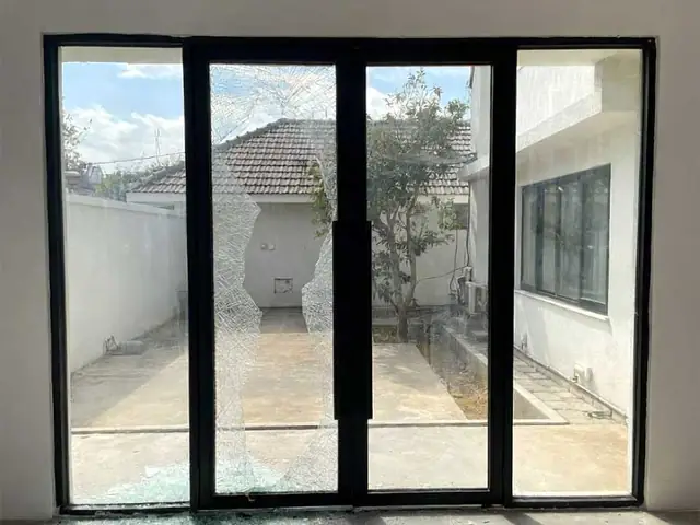 Giải Mã Cửa Kính Vỡ Là Điềm Gì Về Phong Thủy Cho Gia Chủ Giải Mã Cửa Kính Vỡ Là Điềm Gì Về Phong Thủy Cho Gia Chủ