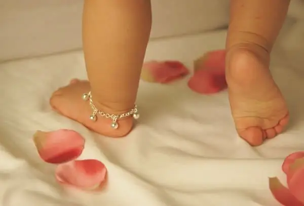Đeo Lắc Chân Cho Bé Bên Nào Là Đúng Theo Quan Niệm Và Lưu Ý Chọn Lắc Đeo Lắc Chân Cho Bé Bên Nào Là Đúng Theo Quan Niệm Và Lưu Ý Chọn Lắc