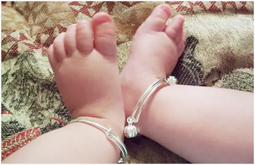 Đeo Lắc Chân Cho Bé Bên Nào Là Đúng Theo Quan Niệm Và Lưu Ý Chọn Lắc Đeo Lắc Chân Cho Bé Bên Nào Là Đúng Theo Quan Niệm Và Lưu Ý Chọn Lắc