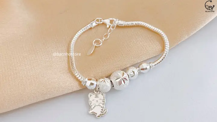 Có Nên Đeo Lắc Chân Cho Trẻ Sơ Sinh Và Những Lưu Ý Khi Chọn Lắc Chân Bạc Cho Bé Có Nên Đeo Lắc Chân Cho Trẻ Sơ Sinh Và Những Lưu Ý Khi Chọn Lắc Chân Bạc Cho Bé