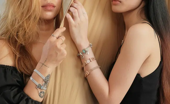 Cách Đeo Lắc Tay Đẹp Chuẩn Phong Cách Cho Nam Và Nữ Cách Đeo Lắc Tay Đẹp Chuẩn Phong Cách Cho Nam Và Nữ