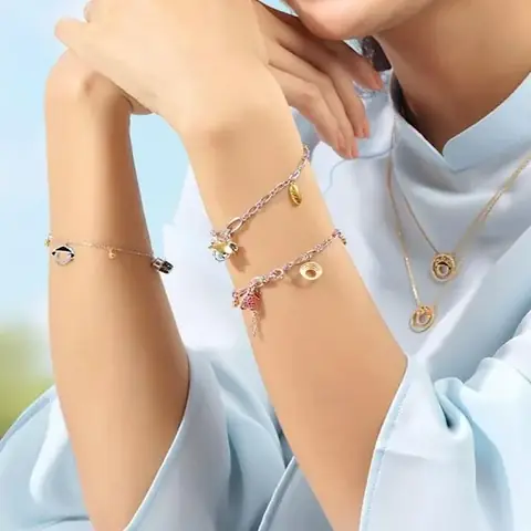 Hướng Dẫn Đeo Lắc Tay Vàng Bên Nào Theo Phong Thủy Cho Nam Và Nữ