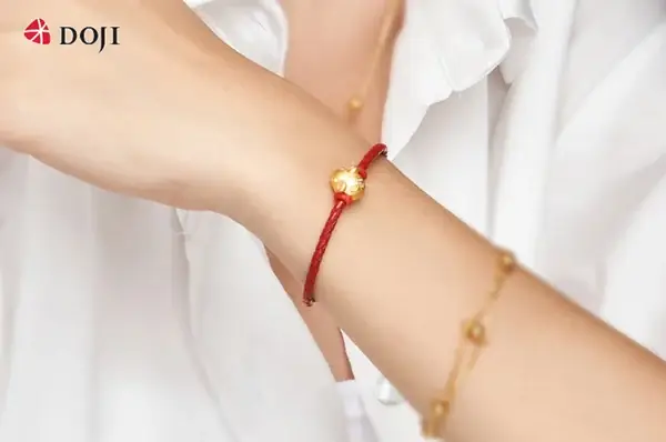 Hướng Dẫn Đeo Lắc Tay Vàng Bên Nào Theo Phong Thủy Cho Nam Và Nữ