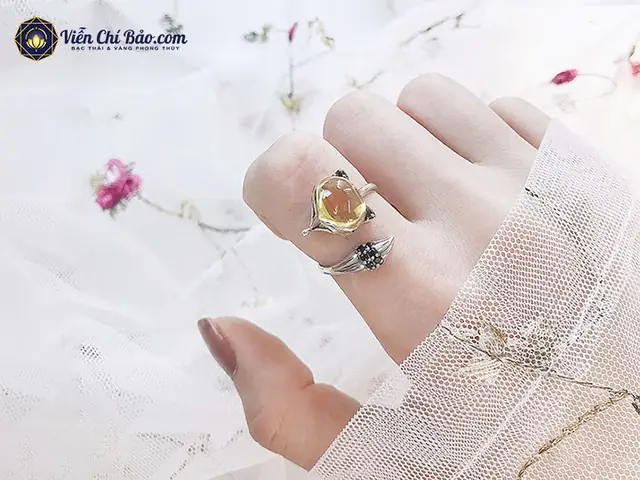 Hướng Dẫn Đeo Nhẫn Hồ Ly Ngón Giữa: Ý Nghĩa, Chọn Tay Và Hướng Mặt Đúng Phong Thủy Hướng Dẫn Đeo Nhẫn Hồ Ly Ngón Giữa: Ý Nghĩa, Chọn Tay Và Hướng Mặt Đúng Phong Thủy