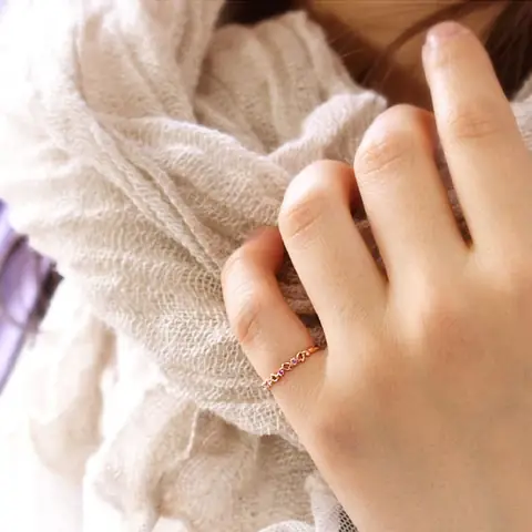Giải Mã Ý Nghĩa Đeo Nhẫn Ngón Út Bên Trái: Cá Tính, Tình Yêu Và Phong Thủy