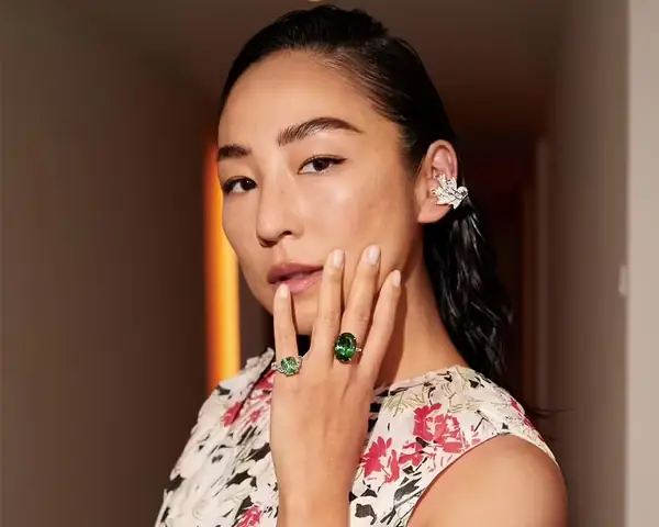 Giải Mã Ý Nghĩa Đeo Nhẫn Ngón Út Bên Trái: Cá Tính, Tình Yêu Và Phong Thủy