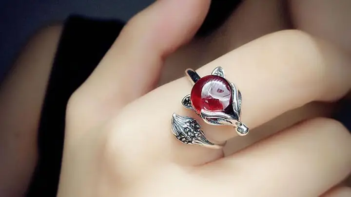 Cách Đeo Nhẫn Phong Thủy Mệnh Hỏa Để Hút Tài Lộc: Ngón Tay, Màu Sắc & Loại Nhẫn