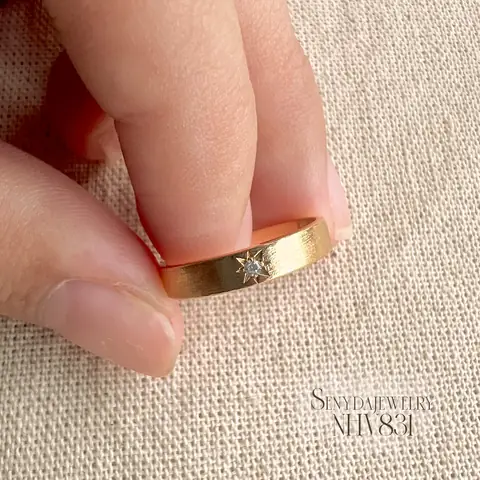 Ý Nghĩa Và Cách Đeo Nhẫn Trên Dây Chuyền: Hướng Dẫn Chi Tiết Cho Người Yêu Trang Sức Ý Nghĩa Và Cách Đeo Nhẫn Trên Dây Chuyền: Hướng Dẫn Chi Tiết Cho Người Yêu Trang Sức