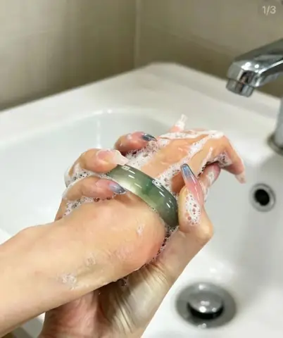 Cách Đeo Vòng Tay Bị Chật An Toàn, Không Đau Tại Nhà Cách Đeo Vòng Tay Bị Chật An Toàn, Không Đau Tại Nhà