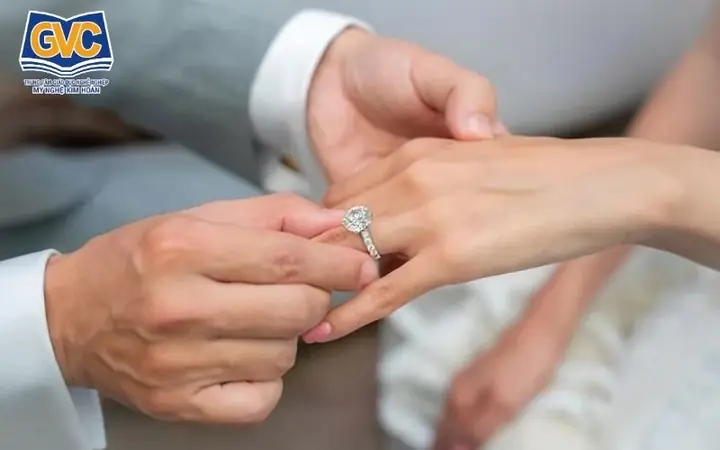 Giải Mã Điềm Báo Gãy Nhẫn: Nhẫn Gãy Là Điềm Gì Qua Góc Nhìn Tâm Linh, Phong Thủy Và Khoa Học