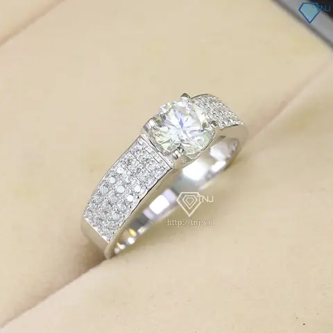 Giá Nhẫn Kim Cương Nam: Bảng Giá, Yếu Tố Quyết Định Và Cách Chọn Phù Hợp Giá Nhẫn Kim Cương Nam: Bảng Giá, Yếu Tố Quyết Định Và Cách Chọn Phù Hợp
