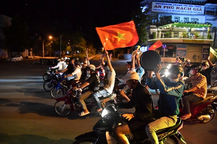 Hình Ảnh Ăn Mừng Chiến Thắng Của U23 Việt Nam: Khoảnh Khắc, Cảm Xúc Và Ý Nghĩa Đối Với Người Hâm Mộ