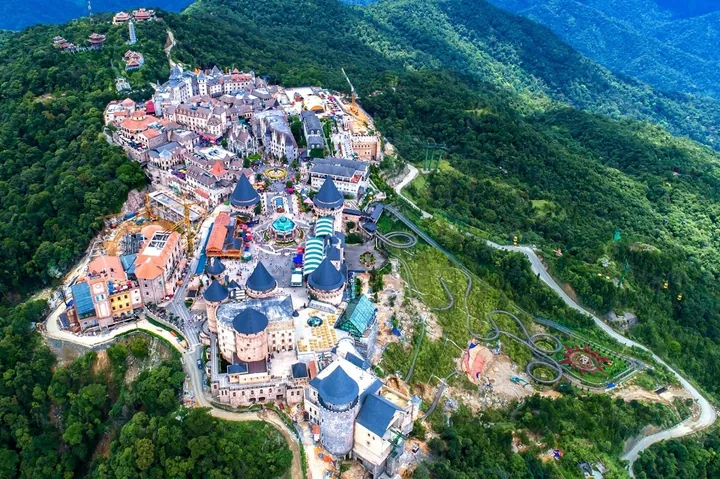 Chiêm Ngưỡng Hình Ảnh Bà Nà Hills Tuyệt Đẹp Cho Du Khách: Bộ Sưu Tập Các Tiểu Cảnh Từ Cầu Vàng Đến Làng Pháp Chiêm Ngưỡng Hình Ảnh Bà Nà Hills Tuyệt Đẹp Cho Du Khách: Bộ Sưu Tập Các Tiểu Cảnh Từ Cầu Vàng Đến Làng Pháp