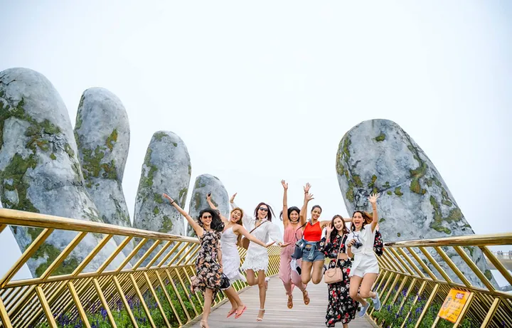 Chiêm Ngưỡng Hình Ảnh Bà Nà Hills Tuyệt Đẹp Cho Du Khách: Bộ Sưu Tập Các Tiểu Cảnh Từ Cầu Vàng Đến Làng Pháp Chiêm Ngưỡng Hình Ảnh Bà Nà Hills Tuyệt Đẹp Cho Du Khách: Bộ Sưu Tập Các Tiểu Cảnh Từ Cầu Vàng Đến Làng Pháp