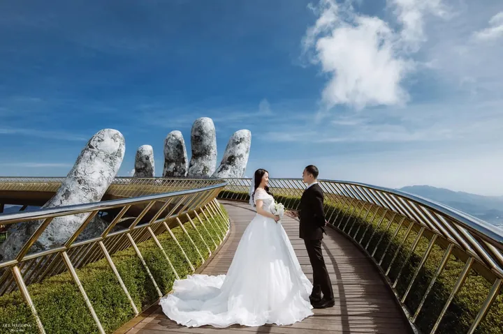 Chiêm Ngưỡng Hình Ảnh Bà Nà Hills Tuyệt Đẹp Cho Du Khách: Bộ Sưu Tập Các Tiểu Cảnh Từ Cầu Vàng Đến Làng Pháp Chiêm Ngưỡng Hình Ảnh Bà Nà Hills Tuyệt Đẹp Cho Du Khách: Bộ Sưu Tập Các Tiểu Cảnh Từ Cầu Vàng Đến Làng Pháp
