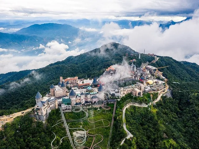 Chiêm Ngưỡng Hình Ảnh Bà Nà Hills Tuyệt Đẹp Cho Du Khách: Bộ Sưu Tập Các Tiểu Cảnh Từ Cầu Vàng Đến Làng Pháp Chiêm Ngưỡng Hình Ảnh Bà Nà Hills Tuyệt Đẹp Cho Du Khách: Bộ Sưu Tập Các Tiểu Cảnh Từ Cầu Vàng Đến Làng Pháp