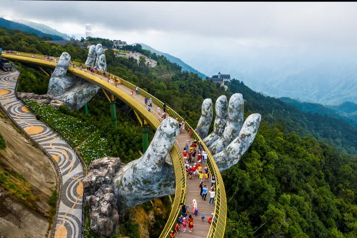 Chiêm Ngưỡng Hình Ảnh Bà Nà Hills Tuyệt Đẹp Cho Du Khách: Bộ Sưu Tập Các Tiểu Cảnh Từ Cầu Vàng Đến Làng Pháp Chiêm Ngưỡng Hình Ảnh Bà Nà Hills Tuyệt Đẹp Cho Du Khách: Bộ Sưu Tập Các Tiểu Cảnh Từ Cầu Vàng Đến Làng Pháp