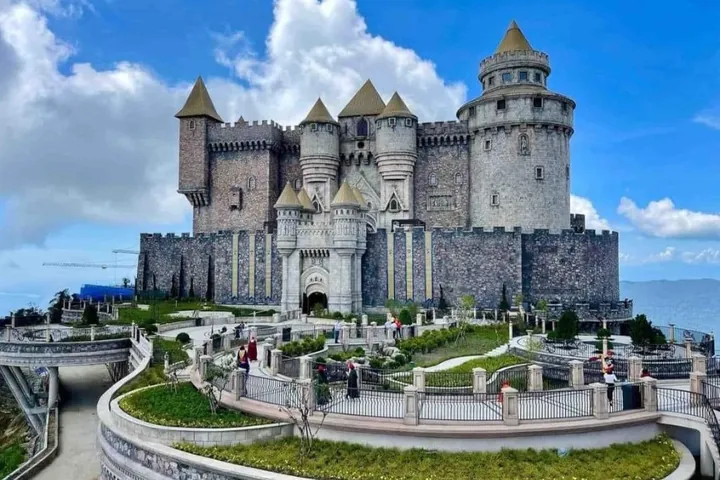 Chiêm Ngưỡng Hình Ảnh Bà Nà Hills Tuyệt Đẹp Cho Du Khách: Bộ Sưu Tập Các Tiểu Cảnh Từ Cầu Vàng Đến Làng Pháp Chiêm Ngưỡng Hình Ảnh Bà Nà Hills Tuyệt Đẹp Cho Du Khách: Bộ Sưu Tập Các Tiểu Cảnh Từ Cầu Vàng Đến Làng Pháp