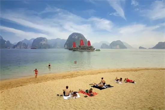 Top 10 Bãi Biển Hạ Long Đẹp Nhất + Lưu Ý Tắm Biển Cho Du Khách