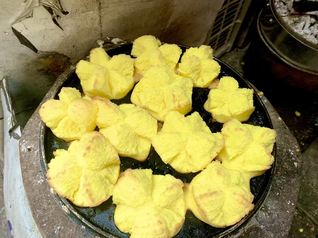 Khám Phá Hình Ảnh Bánh Thuẫn Và Ý Nghĩa Hoa Mai Năm Cánh Dành Cho Người Yêu Bánh Truyền Thống