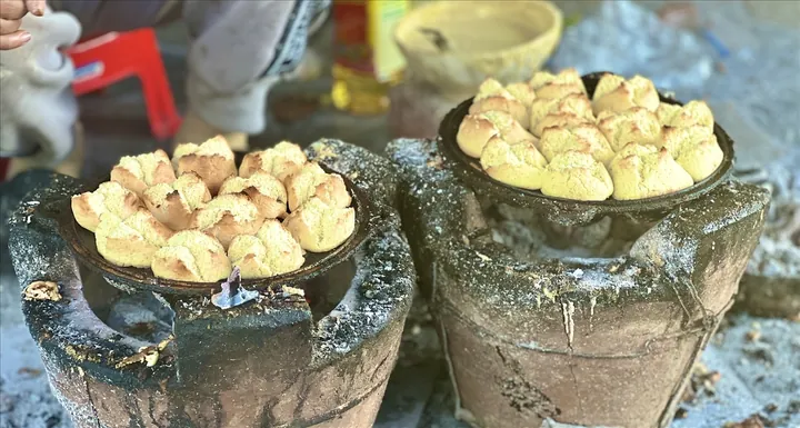 Khám Phá Hình Ảnh Bánh Thuẫn Và Ý Nghĩa Hoa Mai Năm Cánh Dành Cho Người Yêu Bánh Truyền Thống