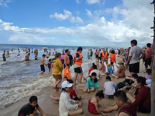 Chiêm Ngưỡng Hình Ảnh Biển Lagi Thực Tế Dành Cho Du Khách Qua Các Bãi Biển Cam Bình Và Đồi Dương