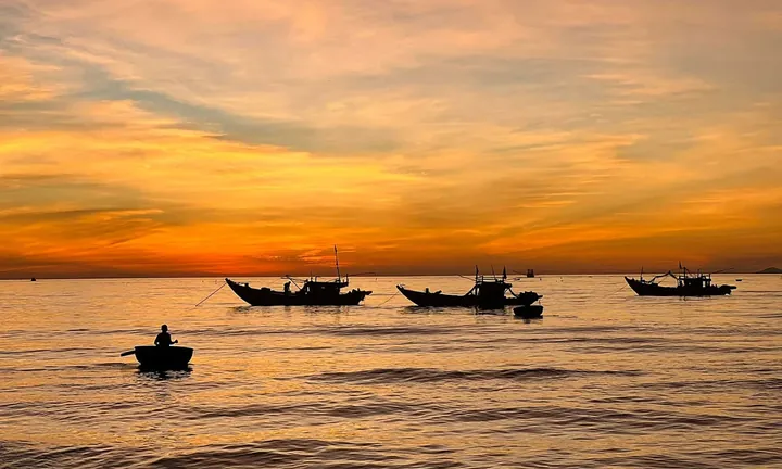 Chiêm Ngưỡng Hình Ảnh Biển Lagi Thực Tế Dành Cho Du Khách Qua Các Bãi Biển Cam Bình Và Đồi Dương