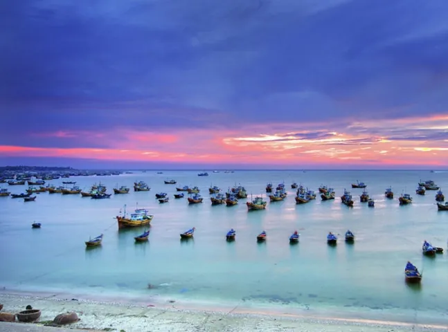 Chiêm Ngưỡng Hình Ảnh Biển Lagi Thực Tế Dành Cho Du Khách Qua Các Bãi Biển Cam Bình Và Đồi Dương