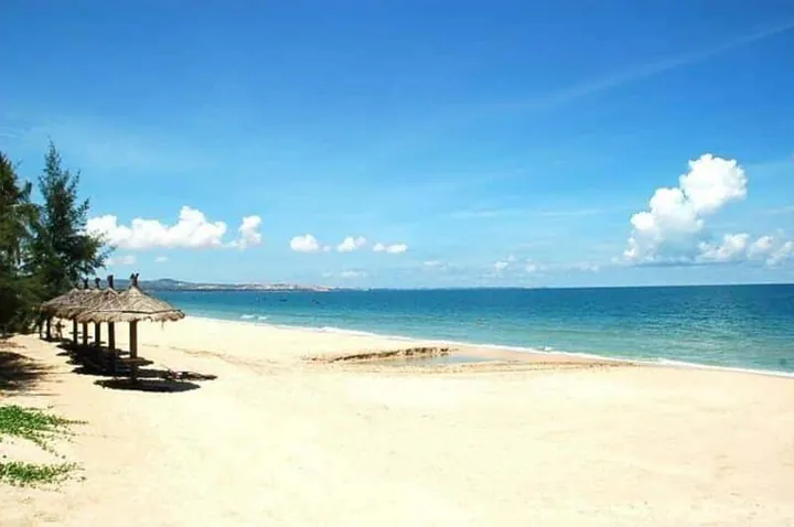 Chiêm Ngưỡng Hình Ảnh Biển Lagi Thực Tế Dành Cho Du Khách Qua Các Bãi Biển Cam Bình Và Đồi Dương