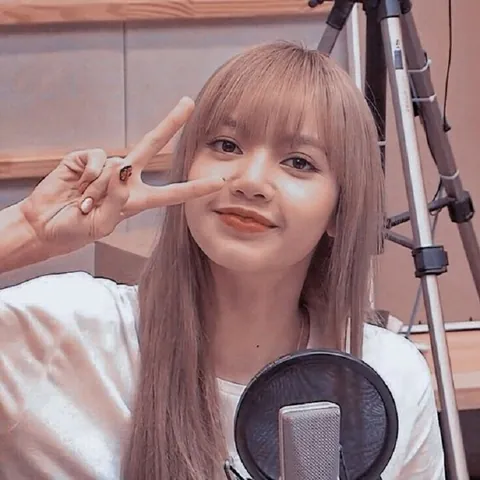 Tải Bộ Sưu Tập Hình Ảnh Blackpink Lisa Đẹp, Ngầu, Cute Mới Nhất Cho Fan Kpop Kèm Ảnh Chibi, Hình Nền