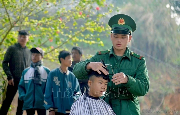 Hình Ảnh “bộ Đội Cụ Hồ” Trong Lòng Nhân Dân: Tập Hợp Những Khoảnh Khắc Vinh Quang Và Tình Yêu Quân‑nhân