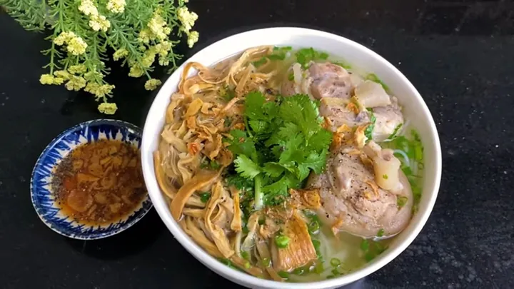 Khám Phá Hình Ảnh Bún Giò Heo Chuẩn Vị Cho Tín Đồ Ẩm Thực Cùng Các Biến Thể Đa Dạng Khám Phá Hình Ảnh Bún Giò Heo Chuẩn Vị Cho Tín Đồ Ẩm Thực Cùng Các Biến Thể Đa Dạng