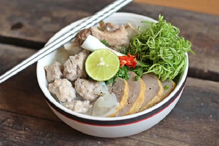 Khám Phá Hình Ảnh Bún Giò Heo Chuẩn Vị Cho Tín Đồ Ẩm Thực Cùng Các Biến Thể Đa Dạng Khám Phá Hình Ảnh Bún Giò Heo Chuẩn Vị Cho Tín Đồ Ẩm Thực Cùng Các Biến Thể Đa Dạng