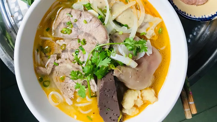 Khám Phá Hình Ảnh Bún Giò Heo Chuẩn Vị Cho Tín Đồ Ẩm Thực Cùng Các Biến Thể Đa Dạng Khám Phá Hình Ảnh Bún Giò Heo Chuẩn Vị Cho Tín Đồ Ẩm Thực Cùng Các Biến Thể Đa Dạng