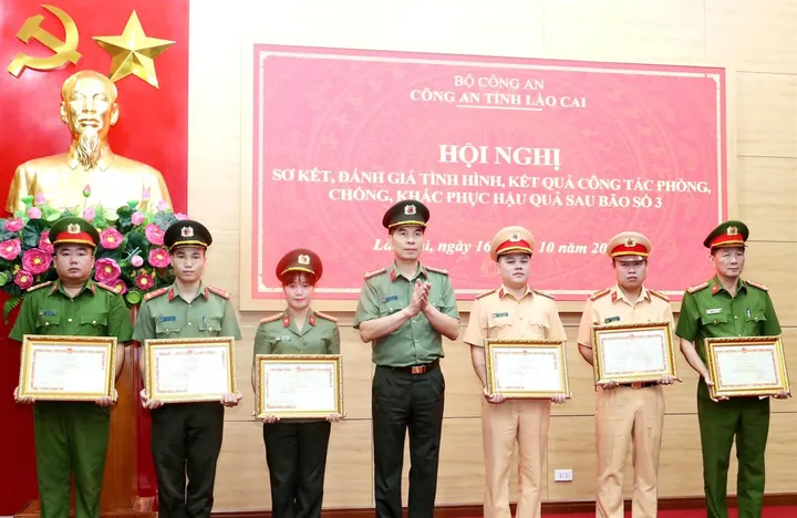 Xem Hình Ảnh Cái Thuổng Chi Tiết Cùng Cấu Tạo Khác Với Xẻng Cho Người Làm Vườn