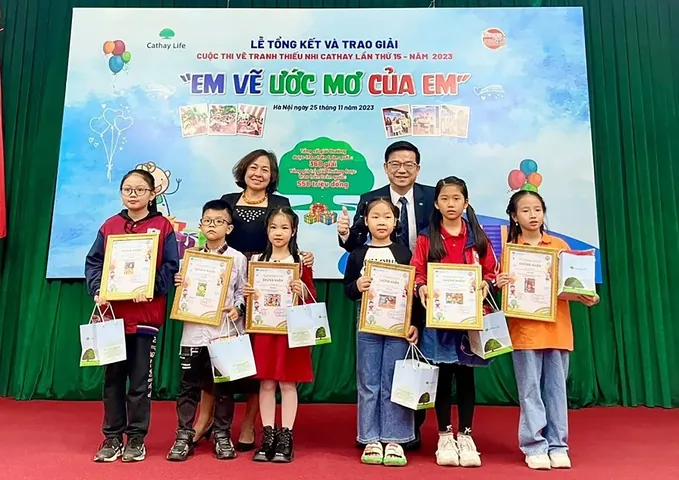 Xem Hình Ảnh Cathay Life Dành Cho Khách Hàng Tiềm Năng: Từ Logo Thương Hiệu Đến Văn Phòng Giao Dịch
