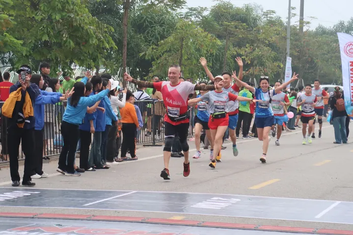 Tìm Và Tải Hình Ảnh Chạy Marathon Cho Vận Động Viên: Từ Ảnh Bib Đến Kho Ảnh Stock