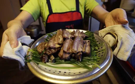 Khám Phá Hình Ảnh Chó Quay Nguyên Con Đẹp Dành Cho Thực Khách Với Lớp Da Vàng Giòn Khám Phá Hình Ảnh Chó Quay Nguyên Con Đẹp Dành Cho Thực Khách Với Lớp Da Vàng Giòn
