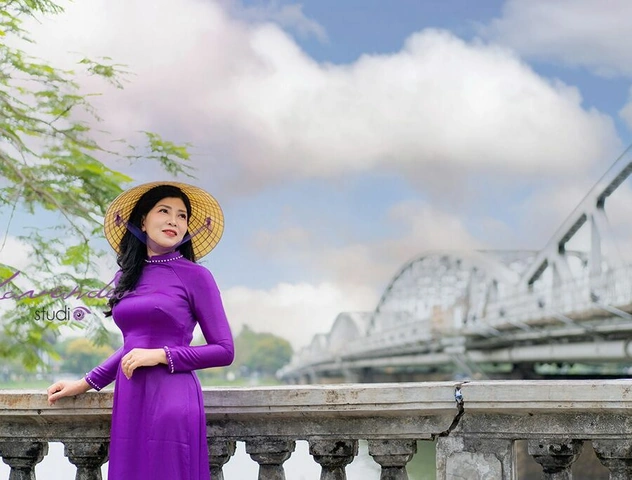 Hình Ảnh Cô Gái Huế Mặc Áo Dài Tím – Bộ Sưu Tập Đầy Sắc Màu & Câu Chuyện Văn Hóa Dành Cho Người Yêu Thời Trang Việt
