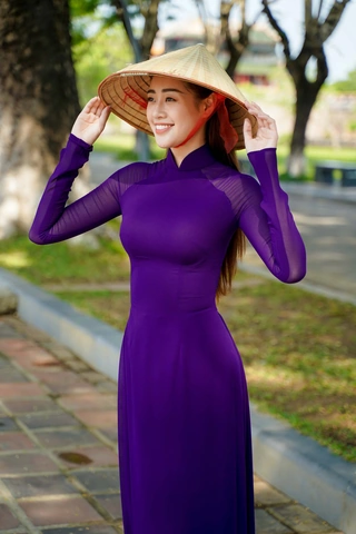 Hình Ảnh Cô Gái Huế Mặc Áo Dài Tím – Bộ Sưu Tập Đầy Sắc Màu & Câu Chuyện Văn Hóa Dành Cho Người Yêu Thời Trang Việt