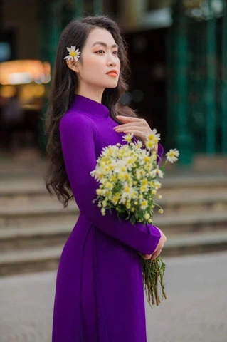 Hình Ảnh Cô Gái Huế Mặc Áo Dài Tím – Bộ Sưu Tập Đầy Sắc Màu & Câu Chuyện Văn Hóa Dành Cho Người Yêu Thời Trang Việt